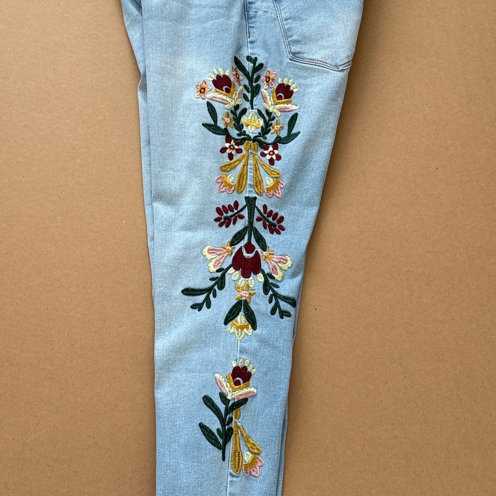 Sandpiper Petite Light Blue Jeans with Multicolor Floral Embroidery 8P - Picture 8 of 13